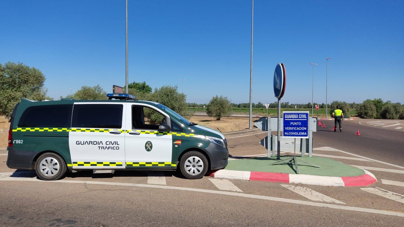 La Guardia Civil Investiga Al Conductor De Un Camión Que Conducía Con